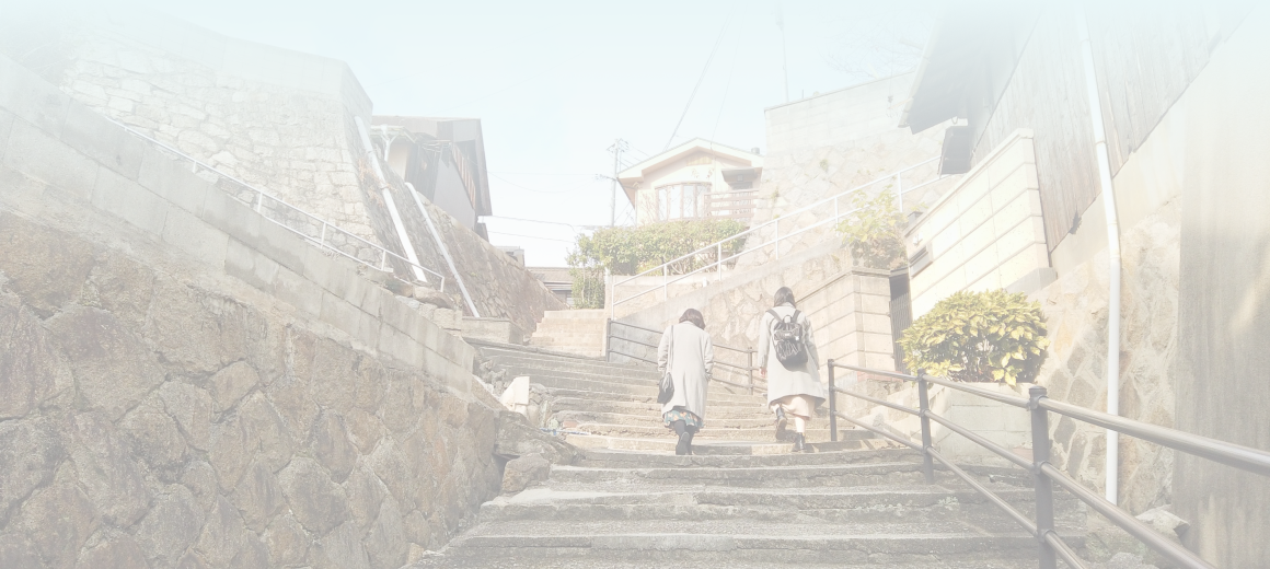階段を登る女子